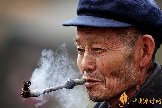 旱煙和煙卷哪個(gè)危害大，旱煙袋很有講究