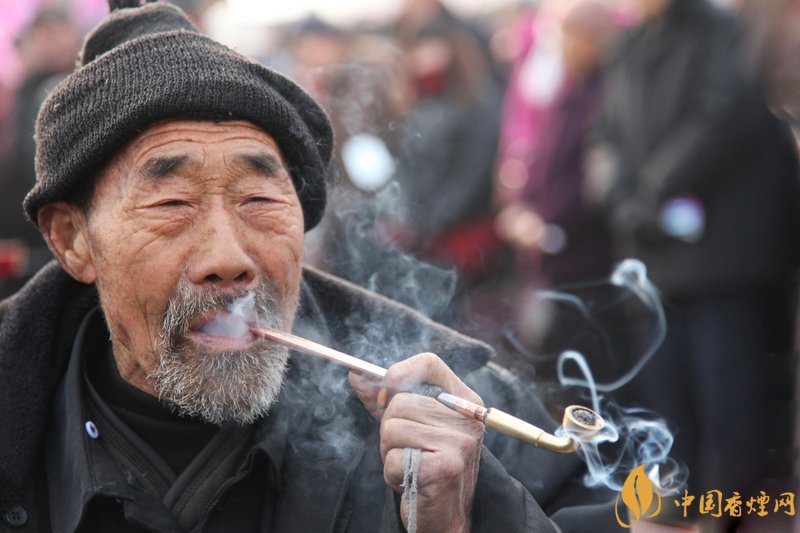 旱煙和煙卷哪個(gè)危害大，旱煙袋很有講究