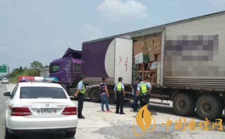 貨車走私假煙被查 車內(nèi)裝300余條走私香煙！